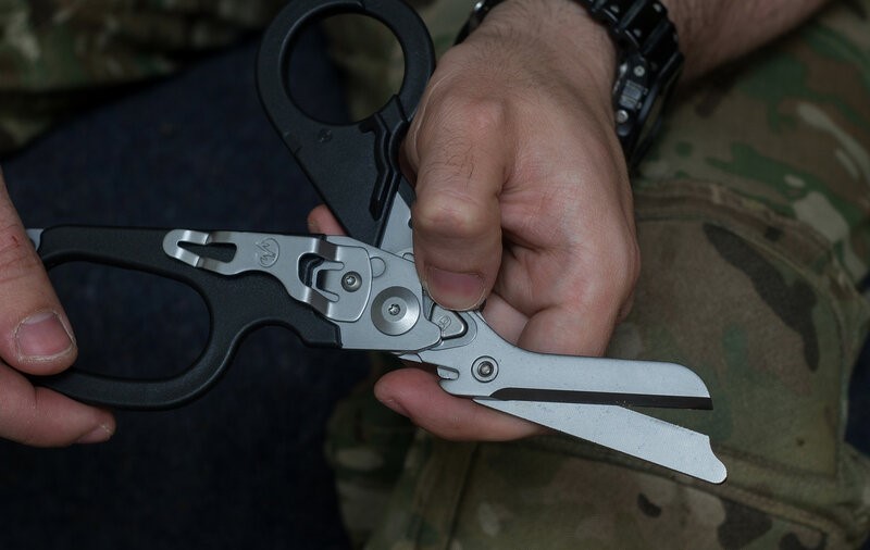 Обзор медицинских ножниц Leatherman Raptor